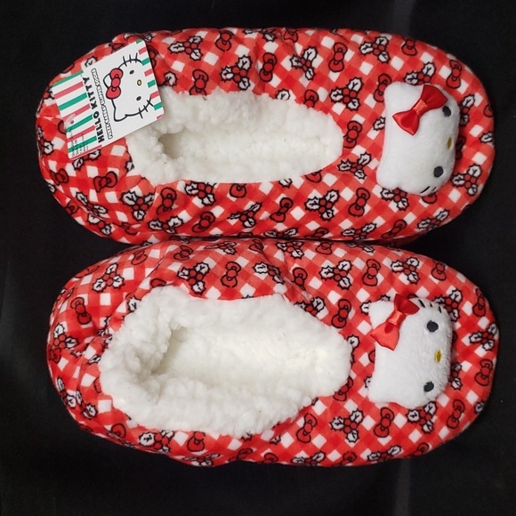 Hello Kitty NWT Fuzzy Babba Faux Sherpa Lined Holiday Slippers - Picture 1 of 5